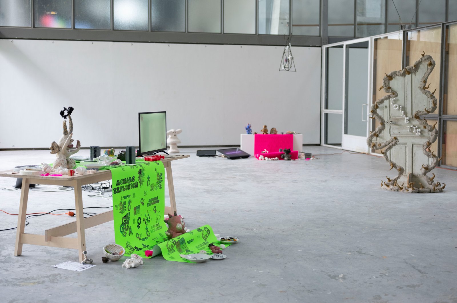 Installation view: maniaka glitchoss, 2023. Photo: Anna Haillot.